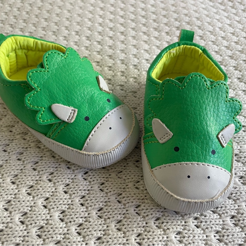 Brand new green triceratops dinosaur baby shoes - Picture 2 of 3